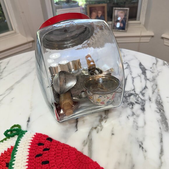 Retro Cookie jar Filled with retro kitchen utensils - Picture 8 of 17